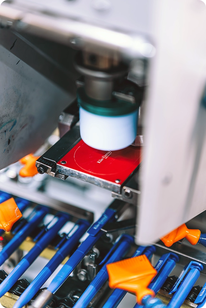 Einblick in die Klio-Eterna Druckerei. Kugelschreiber mit Tampondruck bedrucken.