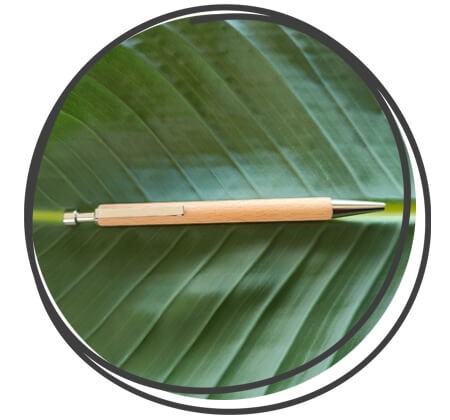 uma Calibra S Kugelschreiber auf grünem Blatt
