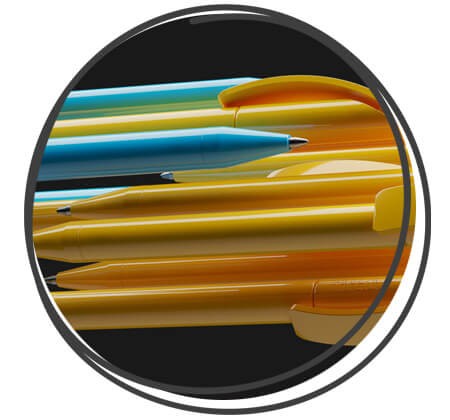 Nahaufnahme prodir DS3 poliert glänzend mehrere Kugelschreiber gelb und blau